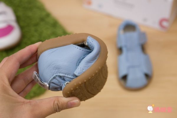 英國 shooshoos 真皮手工涼鞋/學步鞋