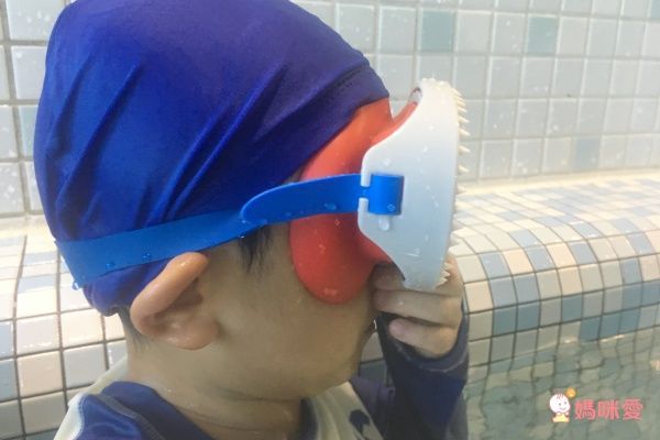 美國 Bling2o 兒童造型泳鏡，抗UV、防起霧，超酷炫登場