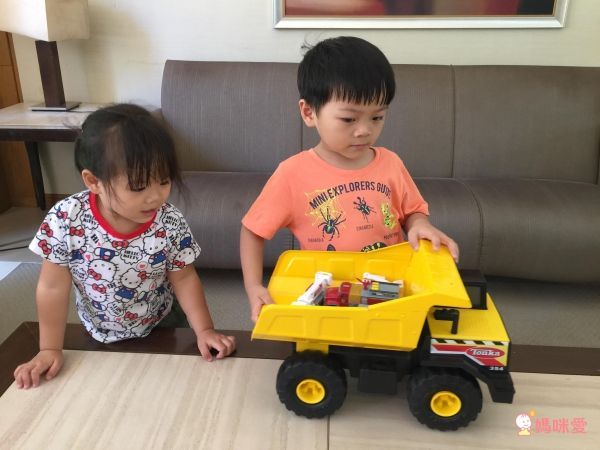 團購價 75 折起【美國 TONKA】巨型車／聲光車