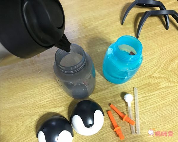 荷蘭 Umee 優酷企鵝雙握把吸管水杯