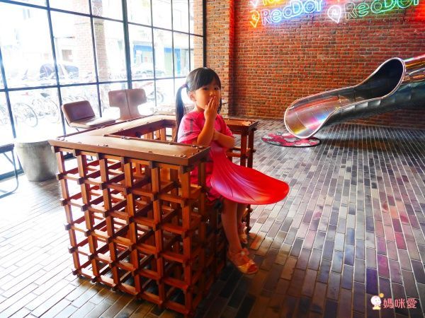 台中紅點文旅★27公尺的最潮溜滑梯就在飯店裡 ♪