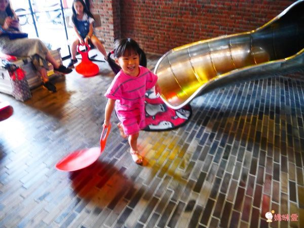 台中紅點文旅★27公尺的最潮溜滑梯就在飯店裡 ♪