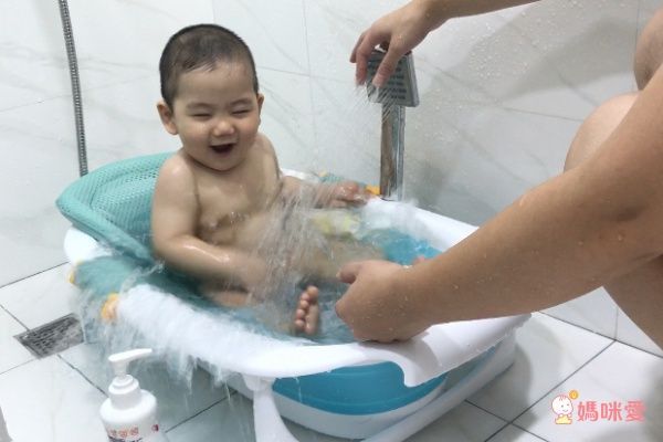  PUKU 藍色企鵝 Whale 鯨魚摺疊浴盆