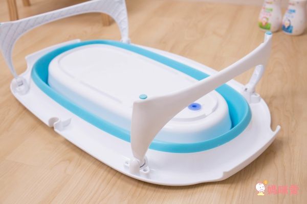  PUKU 藍色企鵝 Whale 鯨魚摺疊浴盆