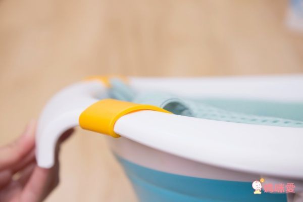  PUKU 藍色企鵝 Whale 鯨魚摺疊浴盆