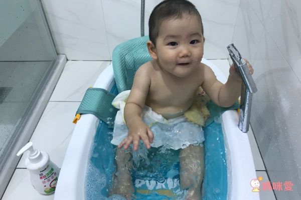  PUKU 藍色企鵝 Whale 鯨魚摺疊浴盆