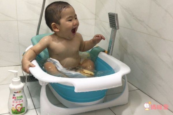  PUKU 藍色企鵝 Whale 鯨魚摺疊浴盆