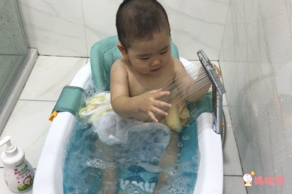  PUKU 藍色企鵝 Whale 鯨魚摺疊浴盆