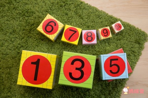 聖誕禮物書Part 1★超展開翻翻字母書 / 聖誕音效書＆推拉書 / 艾瑞卡爾迷你掌中書 / 親愛的動物園疊疊樂