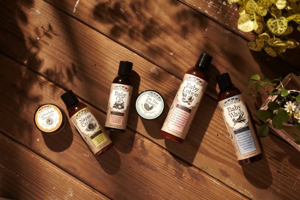 這團有嬰兒沐浴乳、乳液、嬰兒油還有很萬用的金盞花修護霜跟茶樹修護霜喔！