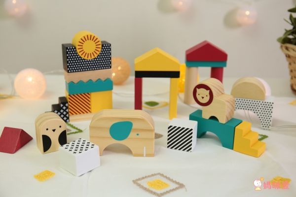 美國 Petit Collage 磁鐵盒／貼紙書 ✫ 繽紛童話風首選