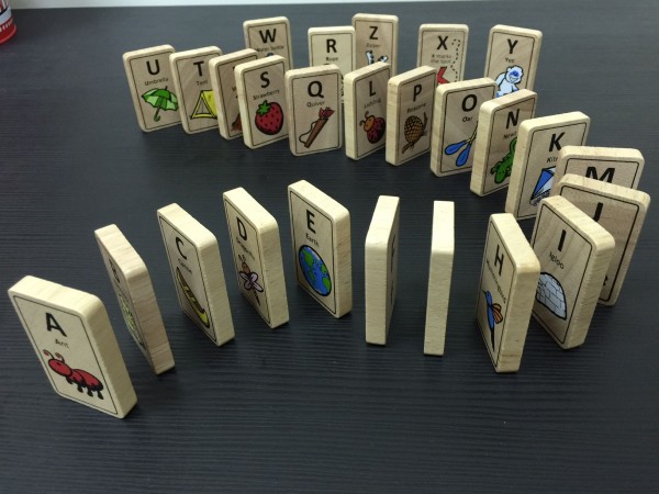 還有一個創意玩法是排程骨牌唷,排排站立之後~推,看連環移動倒下的畫面,寶貝笑嘻嘻。