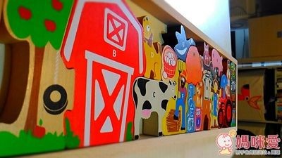 豆豆玩得時候，有時會規定，要把大寫字母全部排排翻開。