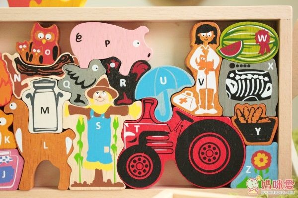 在玩的過程中，順便教寶寶認識英文大小寫。
