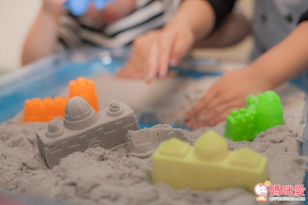 TUMBLING SAND 翻滾動力沙藉由玩沙遊戲,訓練寶貝肌肉發展,啟發孩子的想像力和創造力。