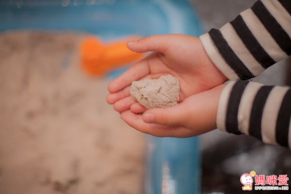 TUMBLING SAND 翻滾動力沙藉由玩沙遊戲,訓練寶貝肌肉發展,啟發孩子的想像力和創造力。