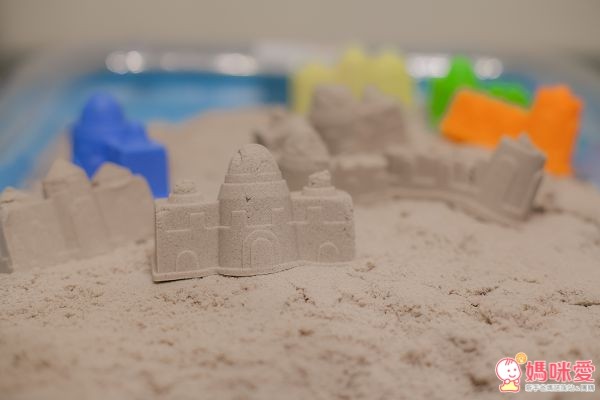 TUMBLING SAND 翻滾動力沙藉由玩沙遊戲,訓練寶貝肌肉發展,啟發孩子的想像力和創造力。