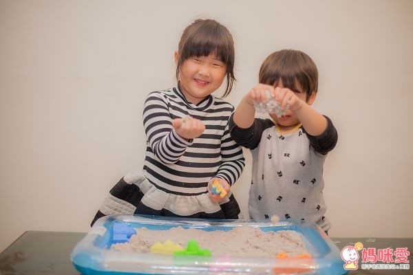TUMBLING SAND 翻滾動力沙藉由玩沙遊戲,訓練寶貝肌肉發展,啟發孩子的想像力和創造力。