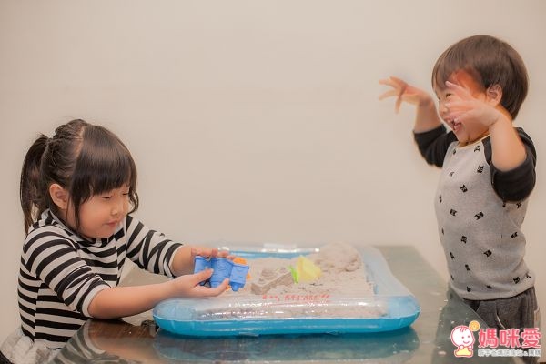 TUMBLING SAND 翻滾動力沙藉由玩沙遊戲,訓練寶貝肌肉發展,啟發孩子的想像力和創造力。