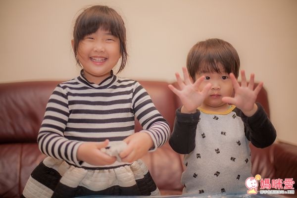 TUMBLING SAND 翻滾動力沙藉由玩沙遊戲,訓練寶貝肌肉發展,啟發孩子的想像力和創造力。