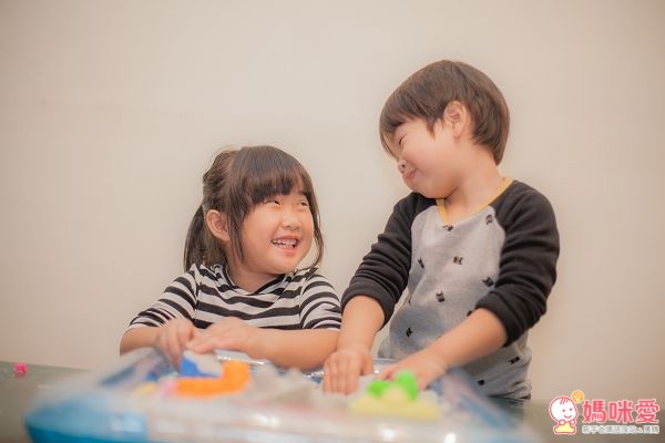 TUMBLING SAND 翻滾動力沙藉由玩沙遊戲,訓練寶貝肌肉發展,啟發孩子的想像力和創造力。