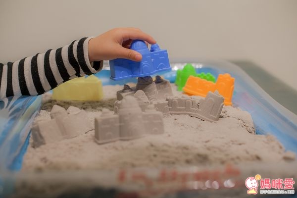 TUMBLING SAND 翻滾動力沙藉由玩沙遊戲,訓練寶貝肌肉發展,啟發孩子的想像力和創造力。