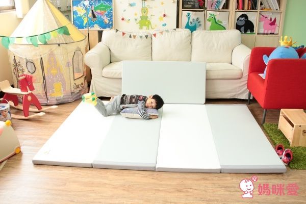 四折地墊攤開空間很大，平常當寶寶的遊戲空間絕對足夠！