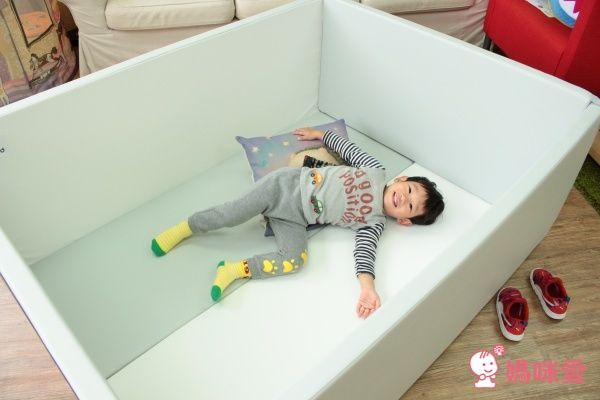 媽咪平常要是去接電話、開門、上廁所或泡奶的時候，先把寶寶放遊戲池裡，四面圍起來的護欄，多一層安心守護。