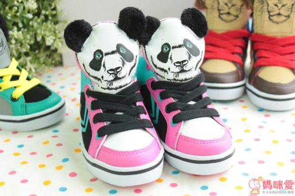 這一款的鞋舌是無法翻開看見嘴巴的喔