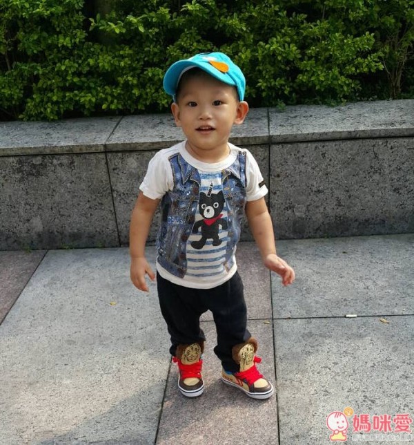 睿睿穿上獅子造型鞋好帥氣