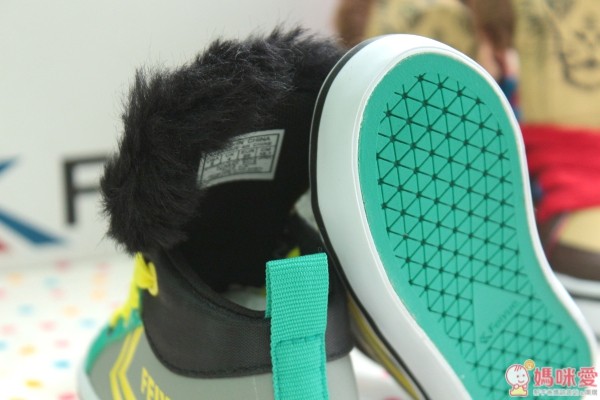 鞋底一樣是防滑的 100 % 橡膠