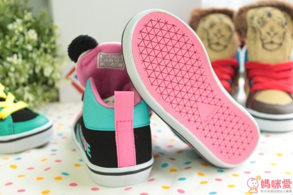 防滑鞋底也是粉紅色的，好可愛呀～