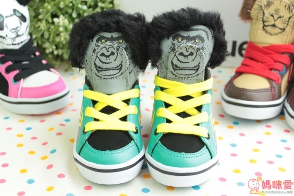 這一款是黃色鞋帶搭配黑猩猩，一樣是運用撞色設計