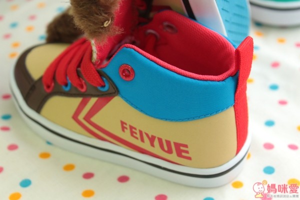 鞋底是防滑的 100 % 橡膠