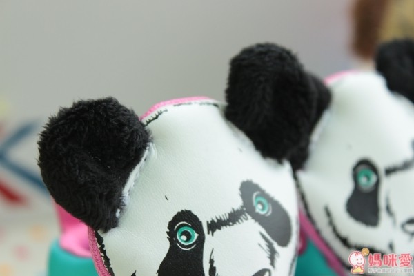 這一款的鞋舌是無法翻開看見嘴巴的喔