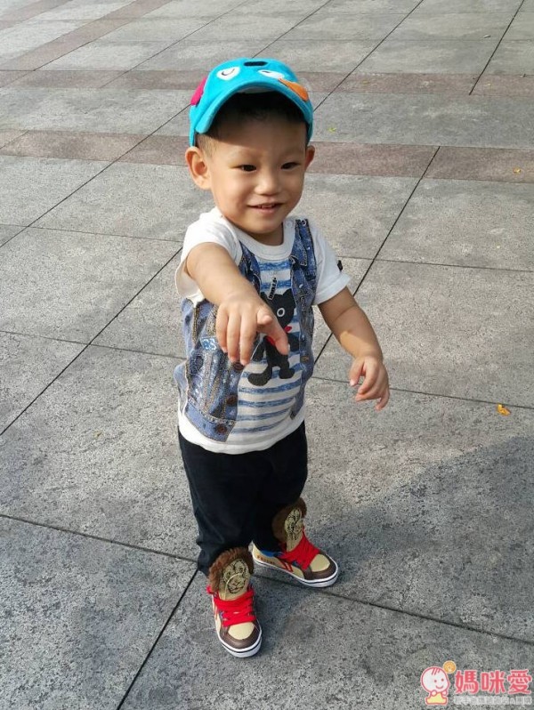 睿睿穿上獅子造型鞋好帥氣