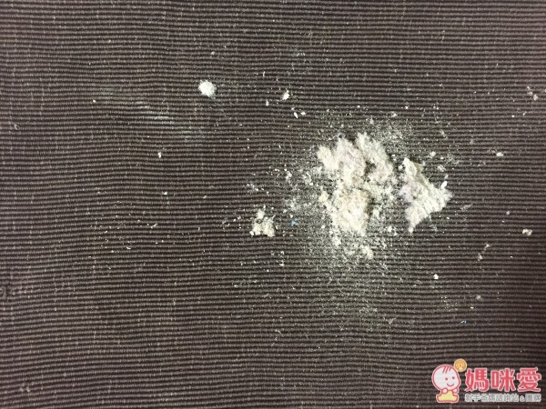 皮屑好多啊,看來不定期清除是不行的啊XD