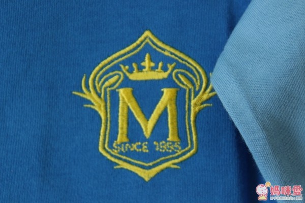 這一款藍色的文字搖滾，左胸口有學院風的圖騰刺繡，仔細看還有一頂俏麗的五角皇冠耶～