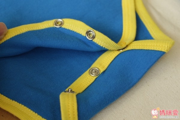 台灣品牌 Minerva 米諾娃包屁衣腿圍採用寬鬆設計，讓寶寶能更自由的活動