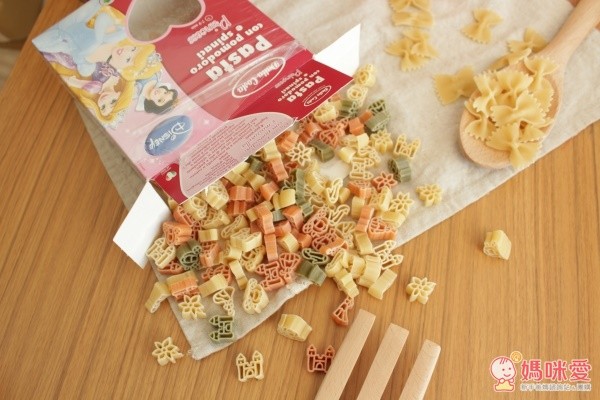 迪士尼白雪公主造型義大利麵,有城堡、公主、玻璃鞋等等圖案,小女生好喜歡