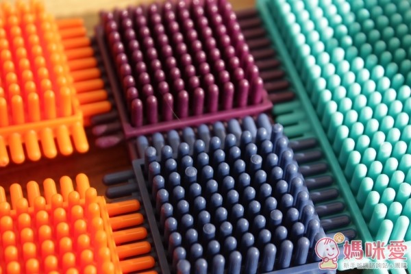 《美國 B.Toys 》感統玩具 - 鬃毛積木