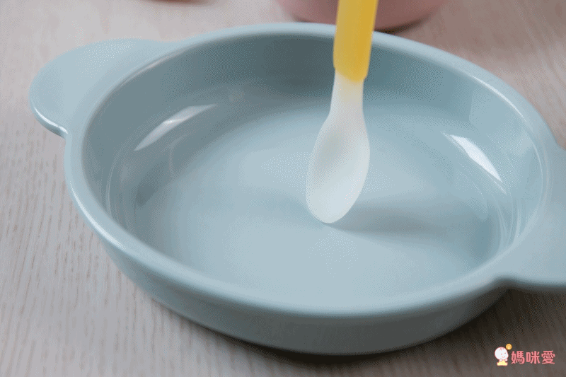 媽咪餵飯神器♡【日本 Combi】離乳餐具、圍兜！
