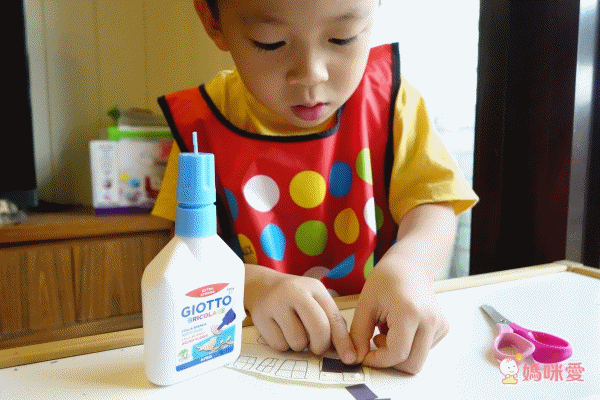 上學好物！小童必備文具美術用品☛德國 LYRA 洞洞筆 ✖ 義大利 GIOTTO 蠟筆 ✖ 美國 ALEX 筆座＆圍裙