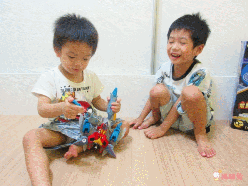 Takara Tomy - 變形金剛 TAV-57 變形機器人(會發出聲音)