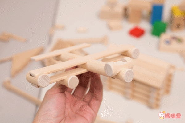 歐洲 VARIS - 木製建構積木-度假小木屋111片-獨家加贈飛行者號(市價$290)