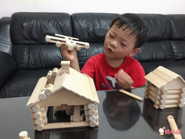 歐洲 VARIS - 木製建構積木-度假小木屋111片-獨家加贈飛行者號(市價$290)