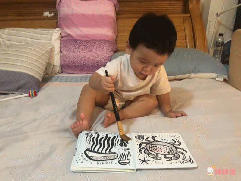 一碰水，就變色！0～1歲寶寶愛上洗澡的好夥伴