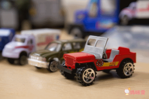 萬榮玩具 - 【兒童玩具】貨櫃拖車 附12台小車 公用車款(車頭顏色隨機) MZ997D