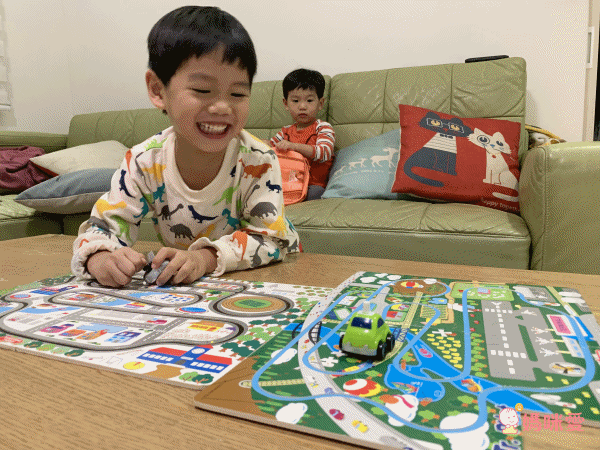 軌道車車書★ 1歲以上手眼協調遊戲書♬轉動發條車車跑起來✦ 熱銷47折起!