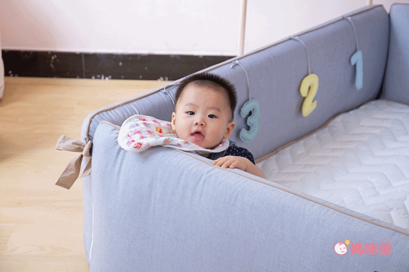 gunite 三合一多功能沙發嬰兒床，是嬰兒床、地墊，也是護欄！
